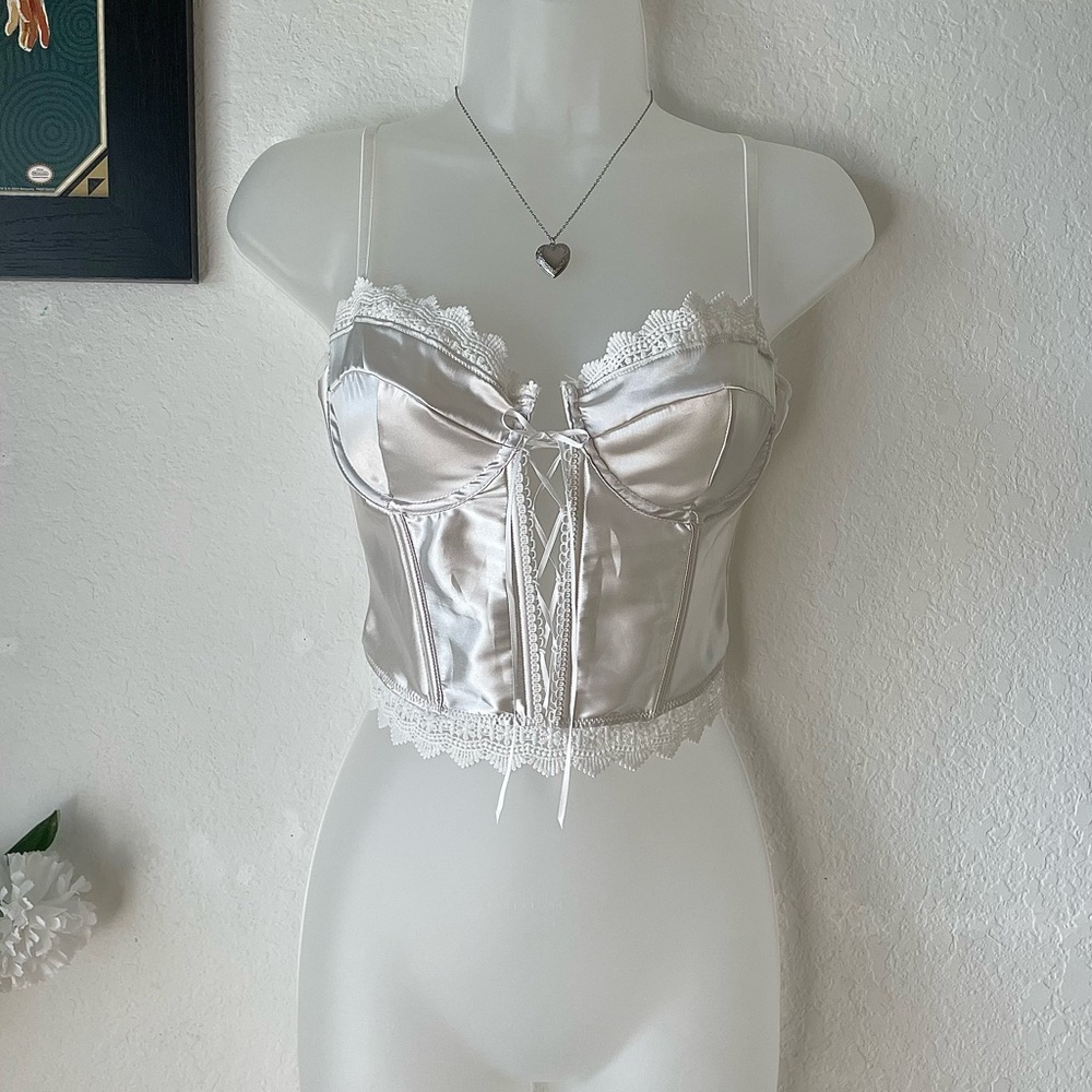 👙$5 Clear Out Sale👛 
Elegant White Lace-Trimmed Corset Top